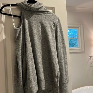 La made soft sweater with cold shoulder